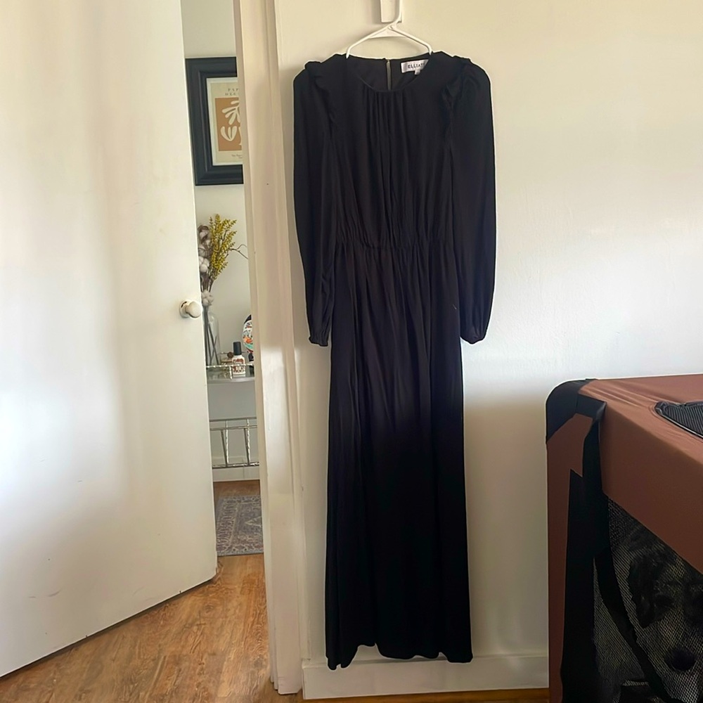 Black maxi dress, It’s an extra small but can fit small. Stretchy waste.